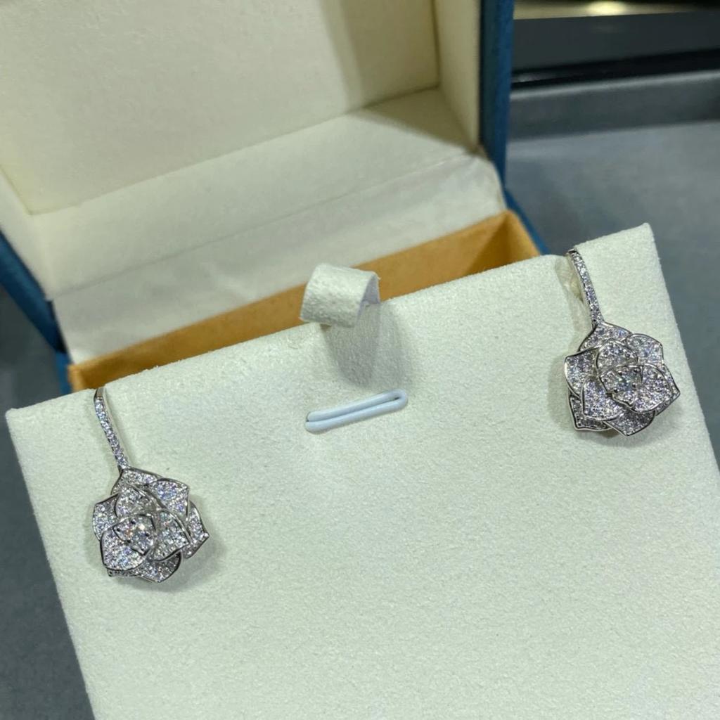 Latest Hot Brand Vintage Earrings Luxury Jewelry for Women Fashion Flowers Designer Eardrop 925 Sliver Lady Party Stud Earrings