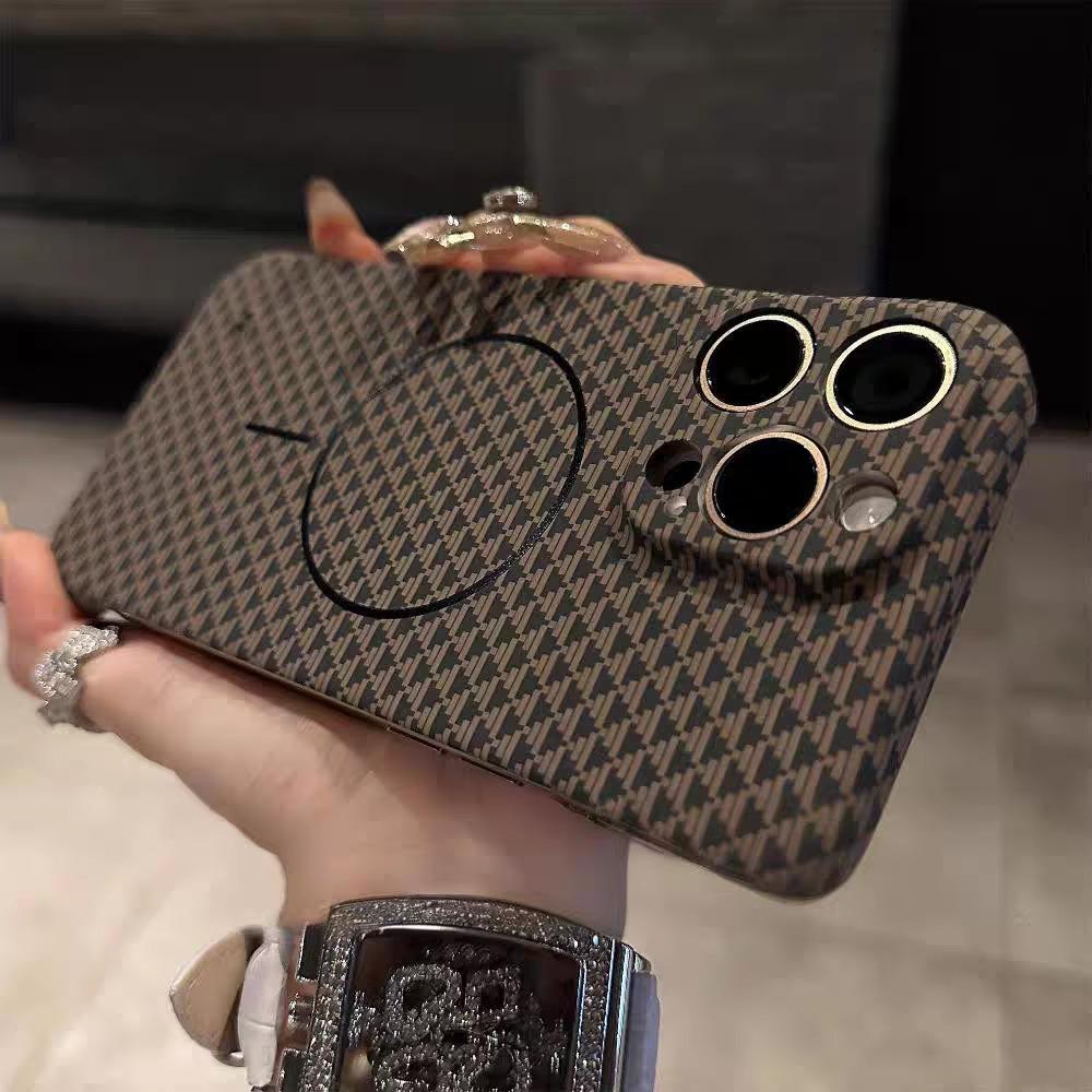 Wzór Włókna Węglowego Odpowiedni do Etui na Telefon Komórkowy Apple 17promax Bez Ramki Cienki Okrągły Magnes Ssący Apple 16 Ultracienkie Etui Antypoślizgowe