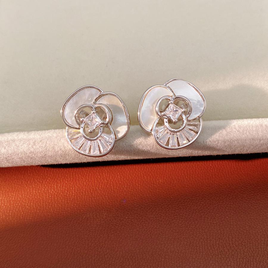 Real Gold Plated Zirconia Flower Ear Clip - No Piercing Needed - Elegant Retro Earrings for Women