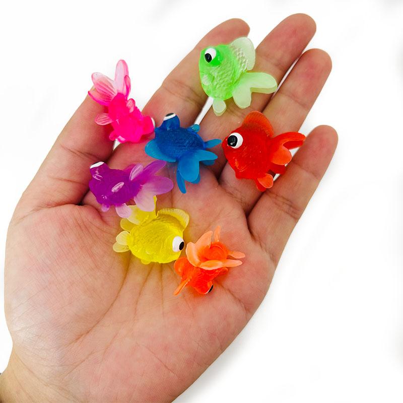 7 Stück Mini Goldfisch Baby Badespielzeug Weiches Gummi Simulation Goldfisch Dekor Wasserspielzeug Spaß Kinder Jungen Mädchen Schwimmen Strandspielzeug