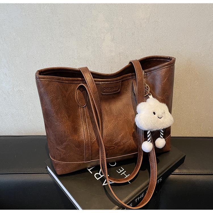 

Женская сумка 2025 года новая ретро простая вместительная сумка на плечо модная текстурная сумка подмышку классная сумка-тоут для поездок на работу темно-коричневого