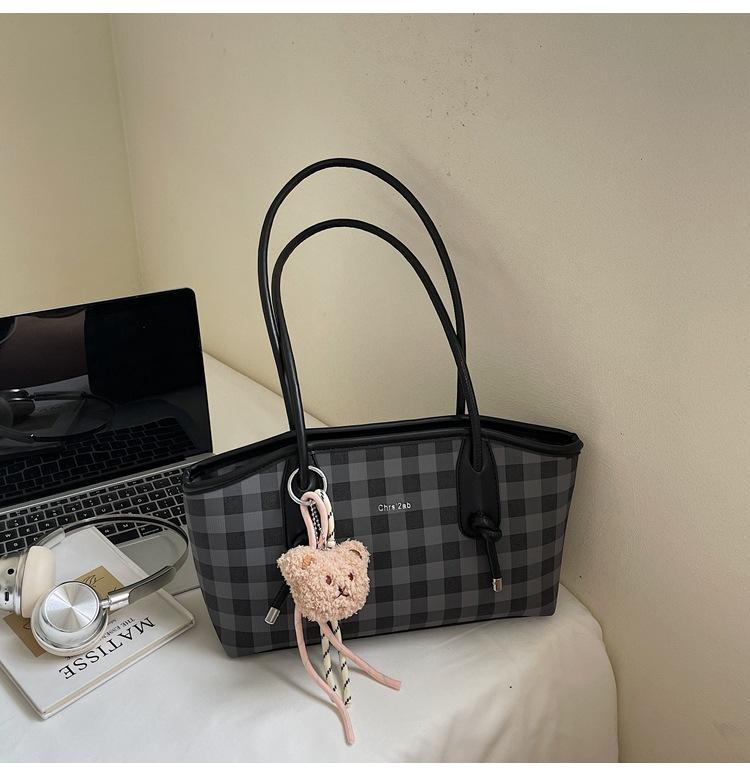 New plaid shoulder bag summer 2025 popular versatile handheld underarm bag fashion trend tote bag women