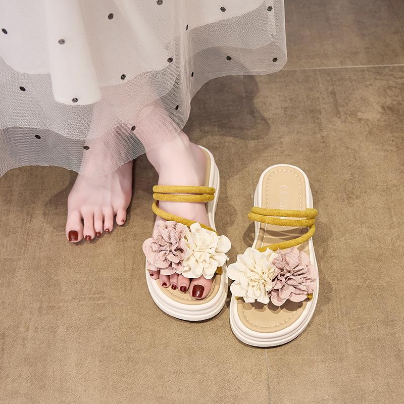 Two-color flower platform slippers female 2025 summer new Korean version fairy wind flat bottom student fashion beach cool slippers