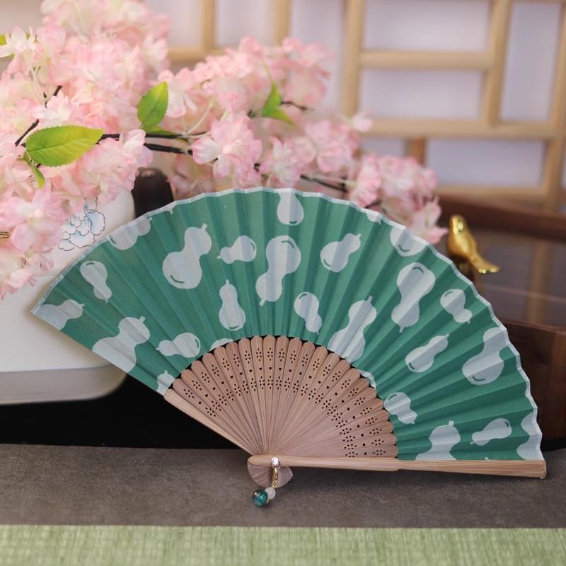 

Зеленый узор тыквы Китайский складной веер - Элегантный винтажный ручной веер для женщин, Летний веер для ханьфу и ципао в стиле дзен с кисточкой