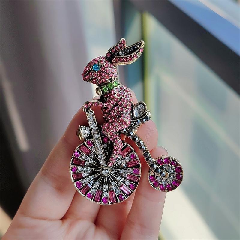 Medieval Pink Cute Animal Brooch Creative Diamond-Encrusted Bunny Cycling Pin Small Suit Accessories Corsage