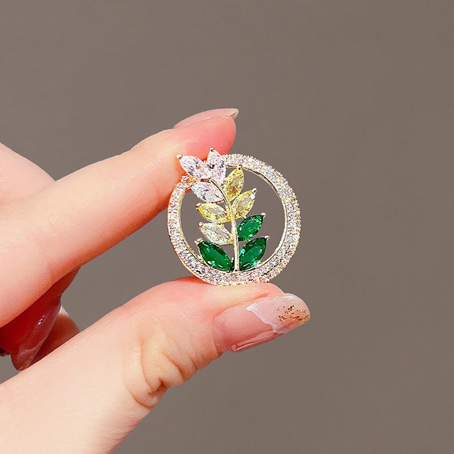 Elegant Pearl Brooch for Women's Suits - High-End Jewelry Pin
