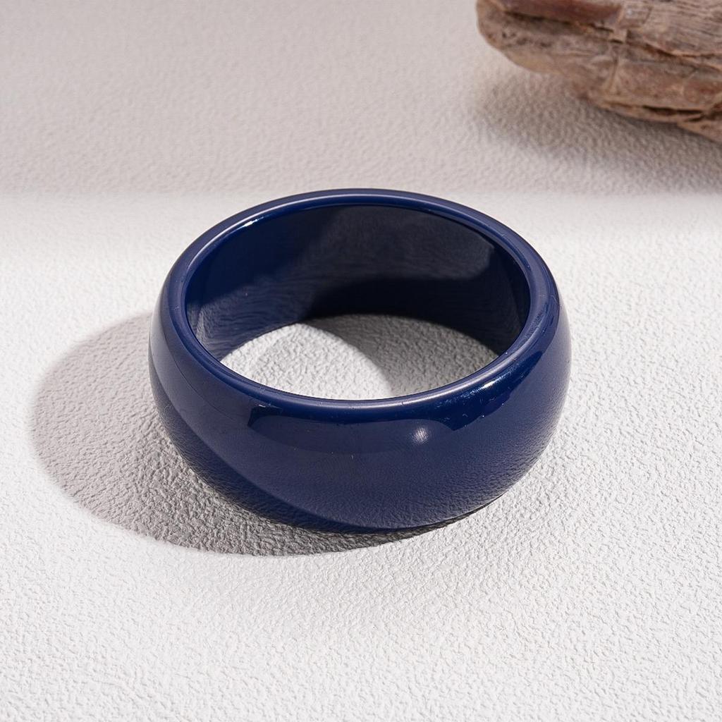 Unique Retro Resin Bracelet: Personalized Fashion Jewelry for Women