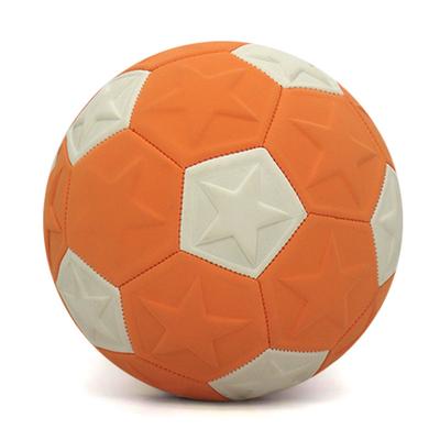 Oranžový fotbal odolný proti kopání Pro nadšence venkovních sportů Míč s prohlubněmi Rotační míč