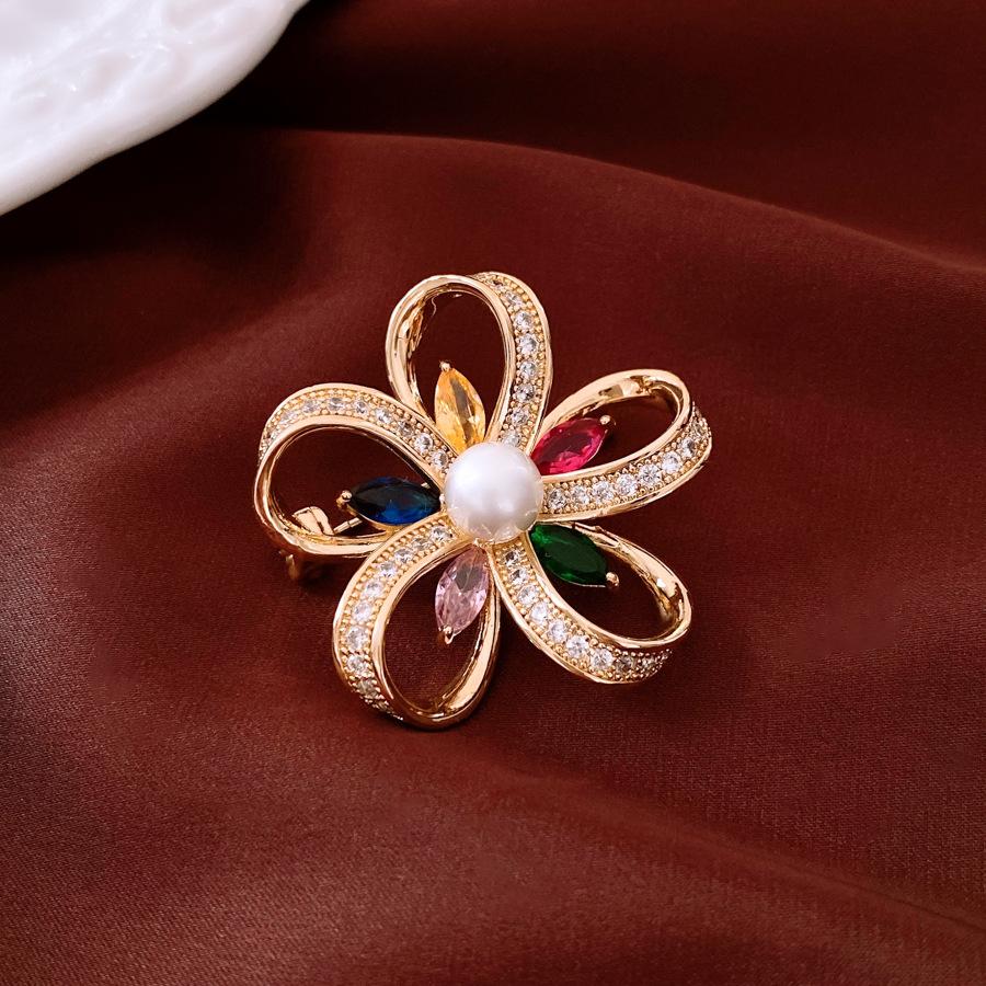 Średniowieczna Vintage Broszka z Kontrastującą Pszczołą Inkrustowana Diamentami Retro Lekki Luksus High-endowa Korsaż Wykwintne Wszechstronne Dodatki Kobiety