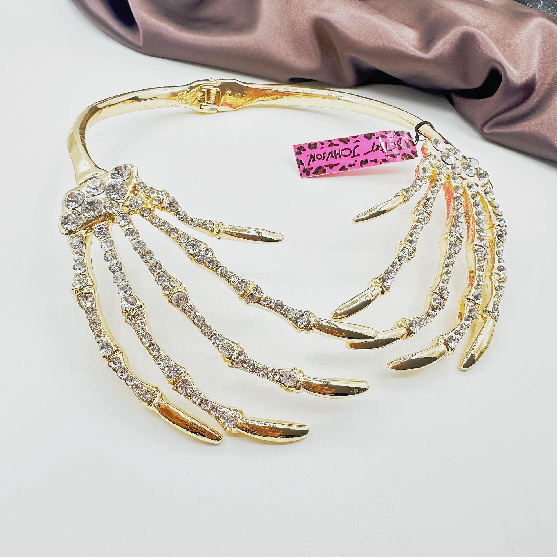 

Стильный воротник-когти с винтажным стилем и оригинальным дизайном черепа. Идеально подходит для европейских и американских модниц! 89767