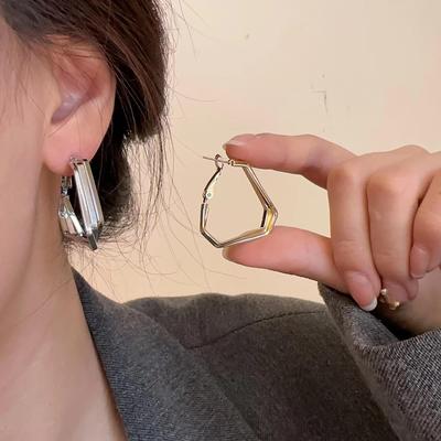 Kadınlar için Geometrik Çok Katmanlı Küpeler: Basit, Şık ve Çok Yönlü.