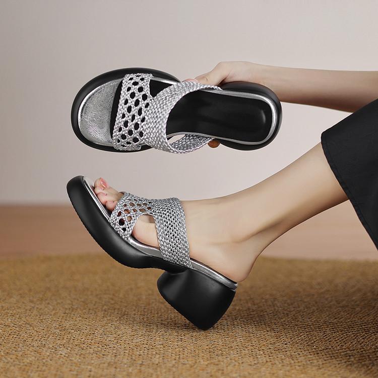 2025 Sommer neue europäische und amerikanische Stil Ein-Wort hohle Damen Dicksohlige Dickabsatz gewebte Fischmaul High-Heel Außenpantoffeln