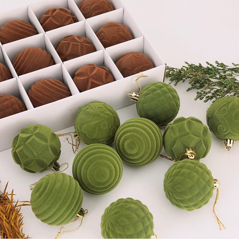 Lebhaftes 6cm Samt Weihnachtsornamente Set mit 12 bunten Kunststoff Baumdekorationen