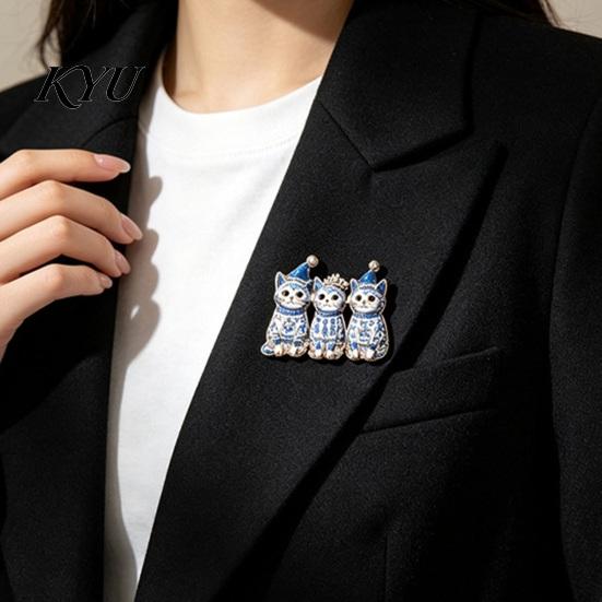 Festive Party Brooch Christmas Three Cat Pin, Men Women Rhinestone Kitten Alloy Lapel Decorative Badge for Clothing Bags Scarves Sweaters Pin