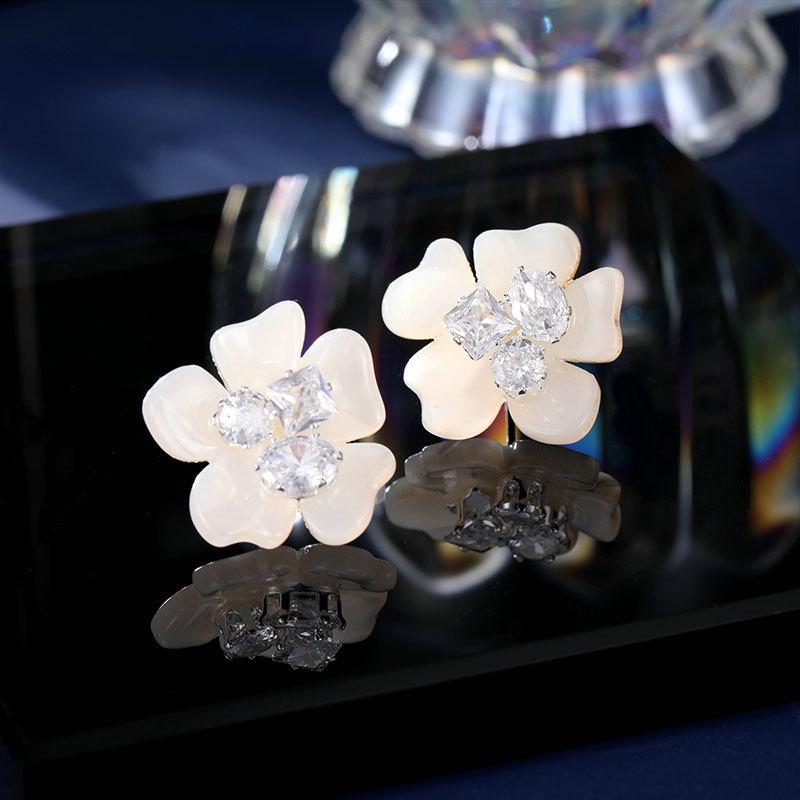 

Женские серьги в элегантном стиле, дизайн «легкая роскошь», модные серьги-цветы, универсальные серьги нишевого дизайна, повседневные аксессуары