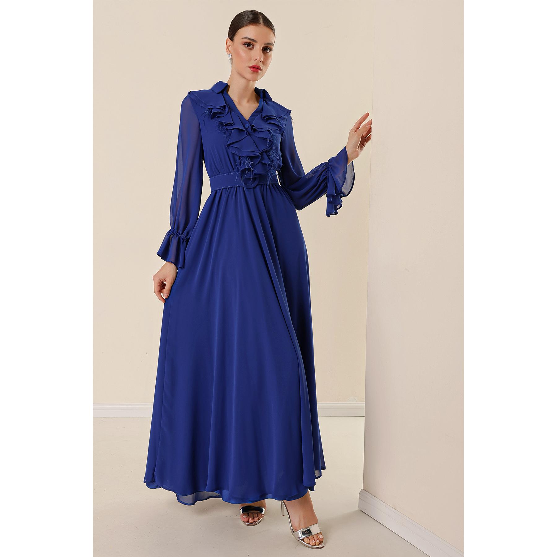 

Длинное шифоновое платье с воротником-поло и воланами на пуговицах спереди и поясом с перьями