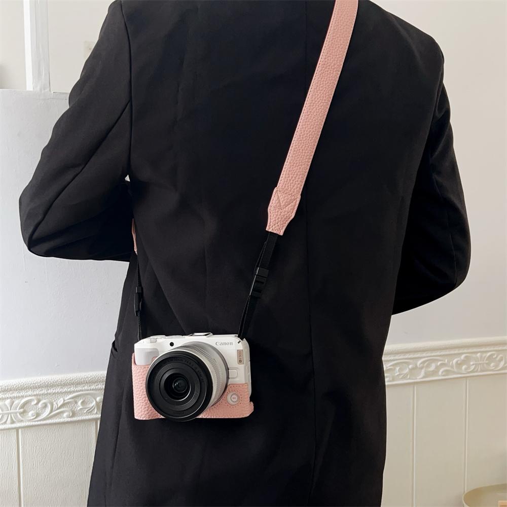 Luksusowe ręcznie robione półetui ze skóry PU na aparat Canon EOS R50V z dolną klapką baterii i paskiem