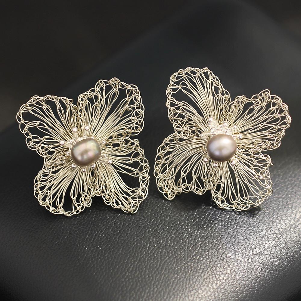 New temperament silver hooked petal stud earrings elegant niche dyed pearl flower earrings 925 silver needle earrings серебряный