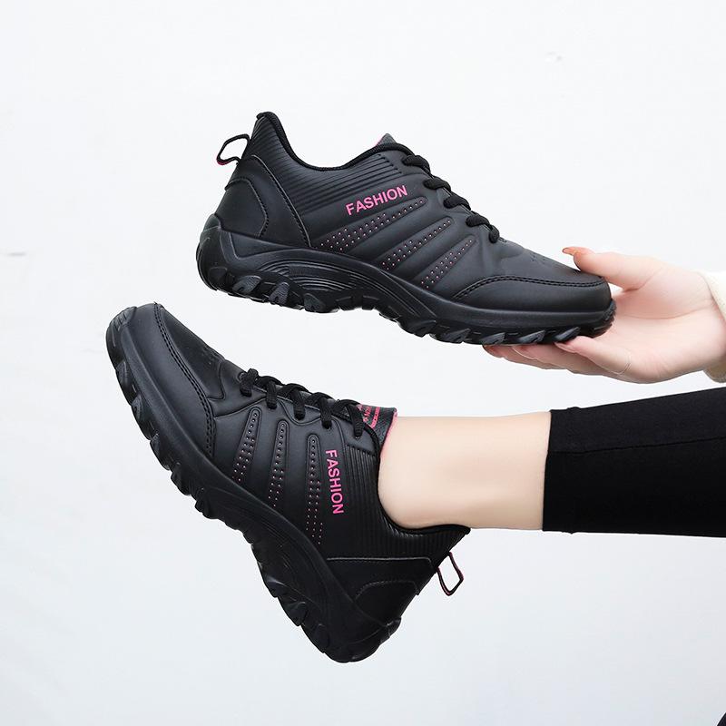 Fashion Autumn Winter Black Leather Sneakers Warm Sports Shoes Women Waterproof Lightweight Sneakers Lace Up Flats Sneakers With Fur
