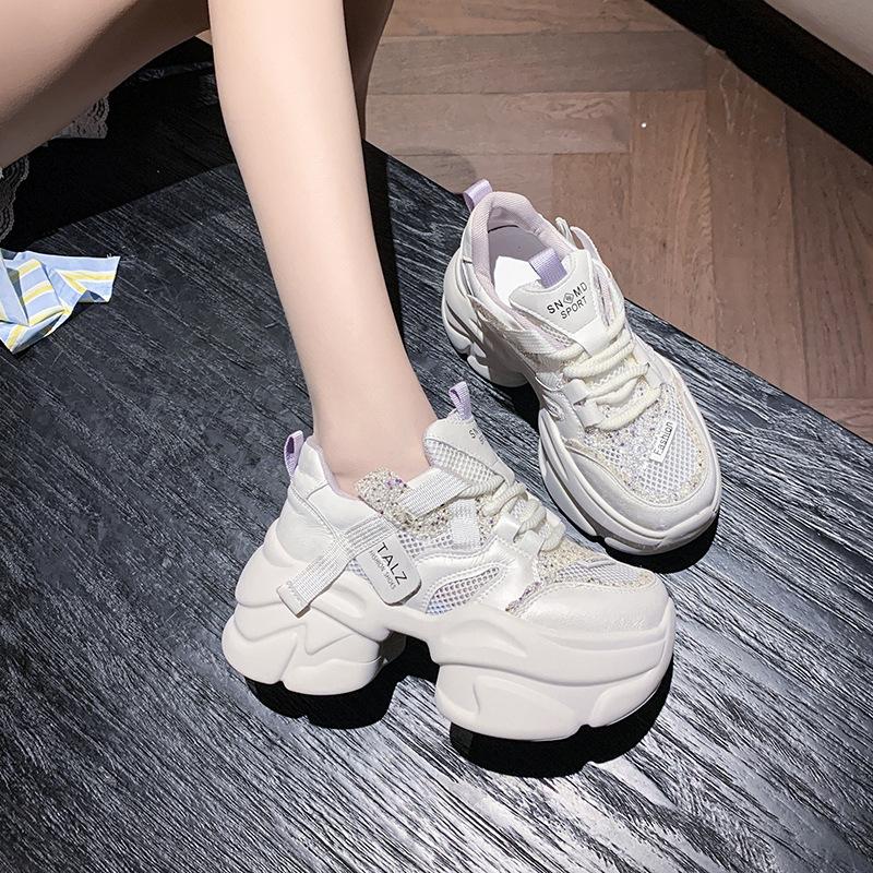 

Увеличение роста 8 см кроссовки папы женские 2025 осень новые универсальные на толстой подошве взрыв полые дышащая сетка повседневные маленькие белые туфли 39