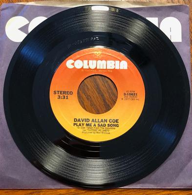 Disque 7 pouces DAVID ALLAN COE - Joue-moi une chanson triste 310621 Columbia 1977 US Folk Occasion