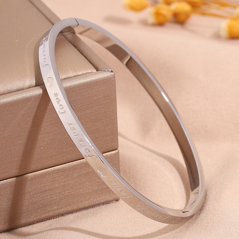 Hot-selling titanium steel bracelet, girls' high-end sense of fashion, popular light luxury in Europe and the United States, Gypsy star love diamond