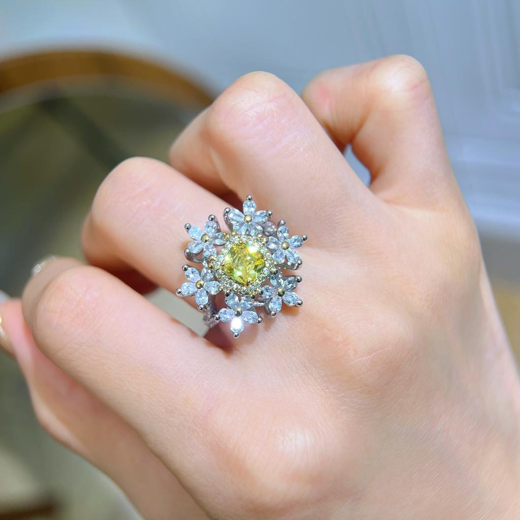 Luxurious and elegant ring featuring yellow diamond and six-flower cubic zirconia, plated with double gold, and featuring a square-shaped small