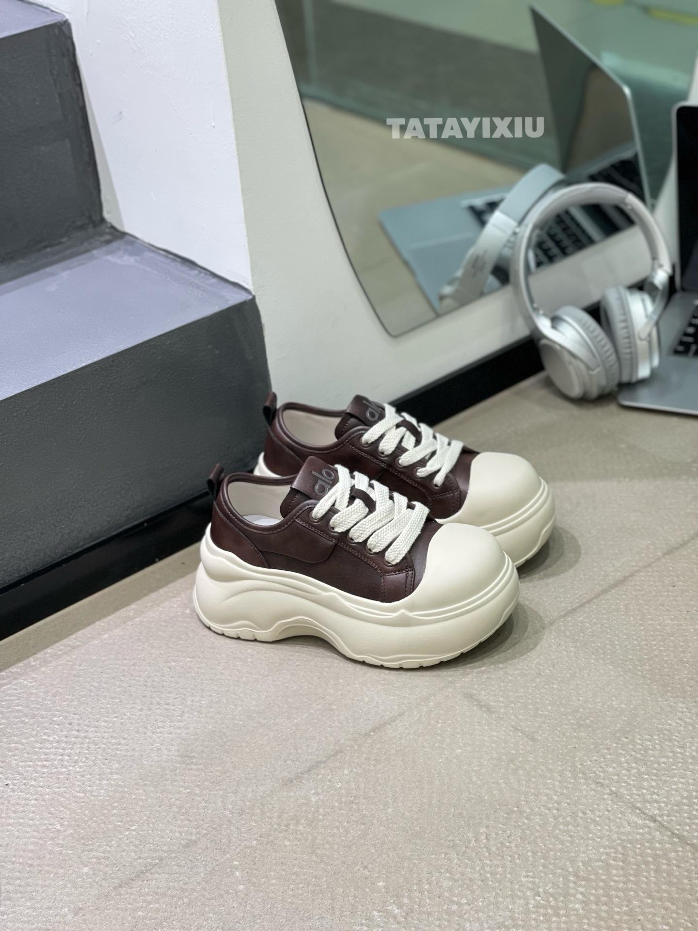 

Универсальные повседневные кеды на толстой подошве, увеличивающие рост, женские, новые осенние модели 2025 года, популярные, на мягкой подошве, не утомляющие ноги, туфли с большим носком 40 коричневый