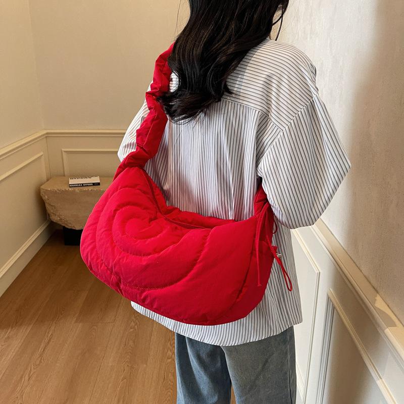 Korean version ins new large-capacity dumpling bag women's 2025 spring fashion casual shoulder bag commuter armpit bag