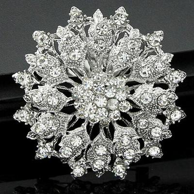 Weiß K Elektroplattierte Legierung Blumenbrosche mit Voll-Diamant-Akzenten - Bekleidungsaccessoire Kragennadel