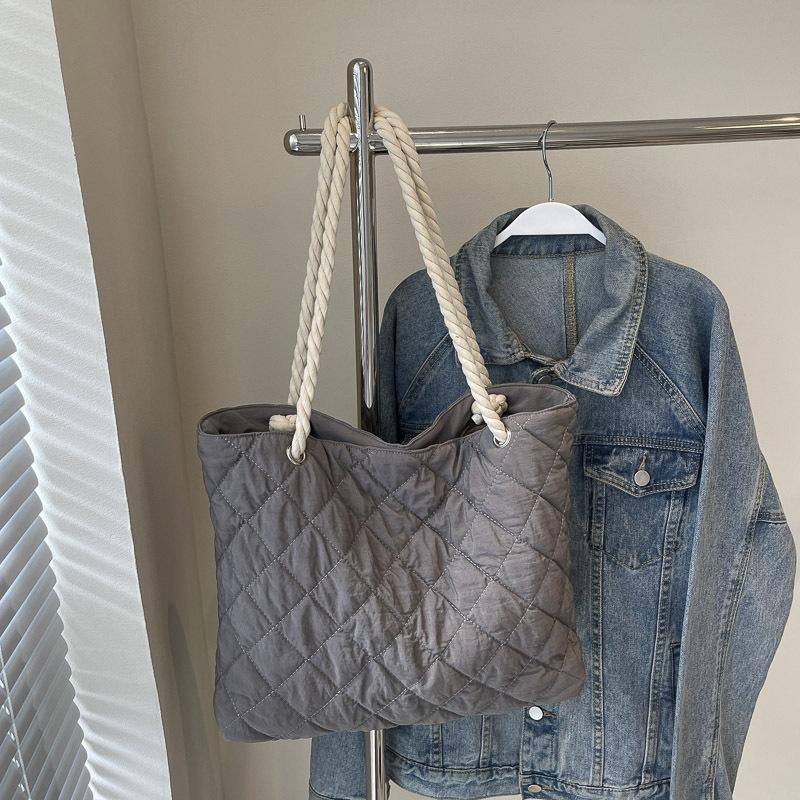 Autumn and Winter New Cotton Clothes Down Shoulder Bag Girls Fashion Rhombus Large Capacity Handbag Casual Fashion Simple Bag