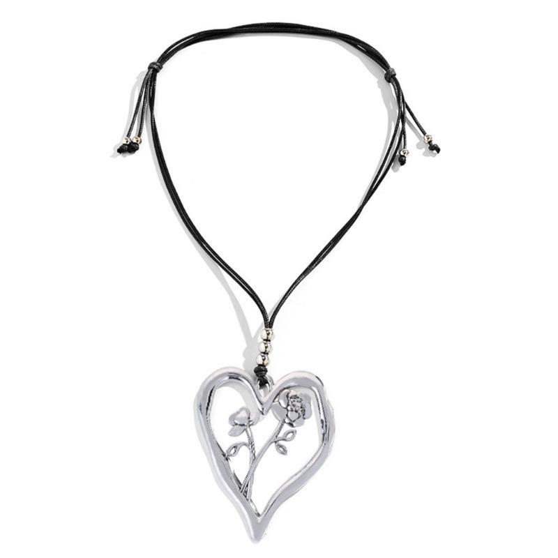 

Unique December Birthday Flower Necklace Stylish Heart Charm Clavicle Chain Personalized Jewelry Birthday Present чорний
