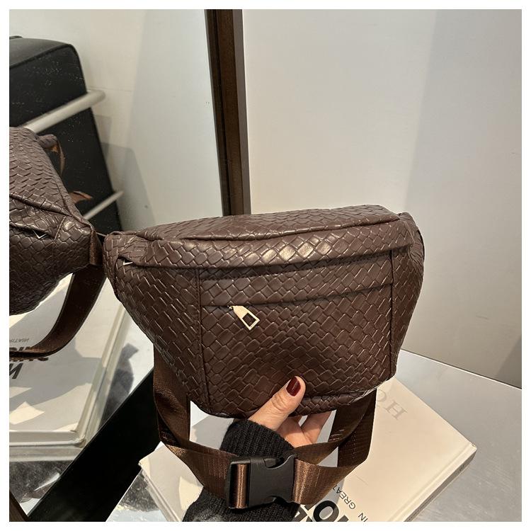 

Foreign style 2025 spring new retro PU woven women s fanny pack, popular shoulder messenger bag this year, trendy breast bag темно-коричневого