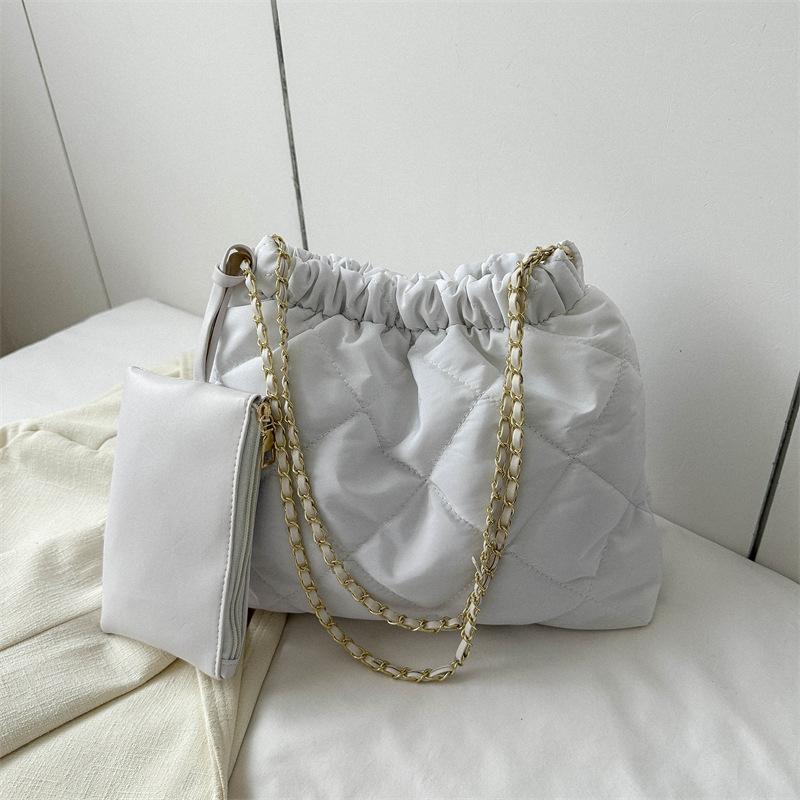 2025 autumn and winter new fashion women's bags with simple personality Korean version women's shoulder bags popular chain underarm bags