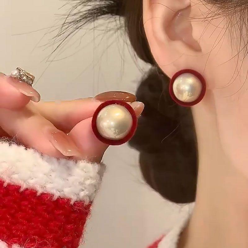 

Autumn and Winter Wild Black Semicircle Pearl Stud Earrings Fashion Elegant Special-Interest Design Fancy Fashion New Arrival Earrings for Women Maillard