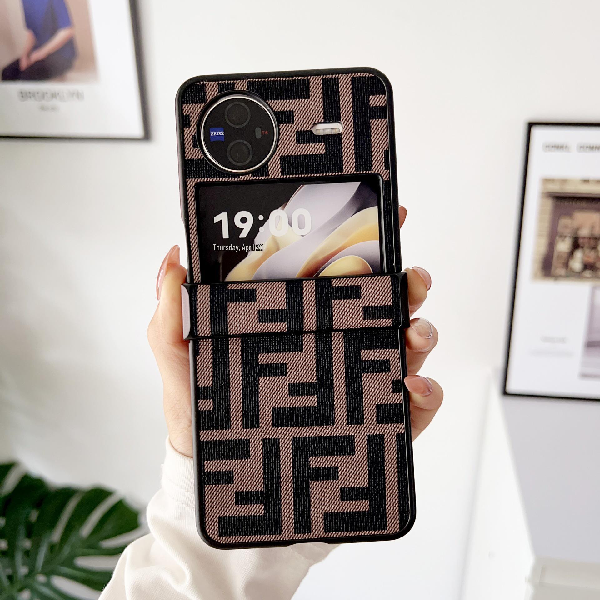 Защитный чехол Samsung Z Flip7 с текстурой кожи для Z Flip6/5 - Стильный трехсекционный дизайн Samsung Z Flip7 коричневый
