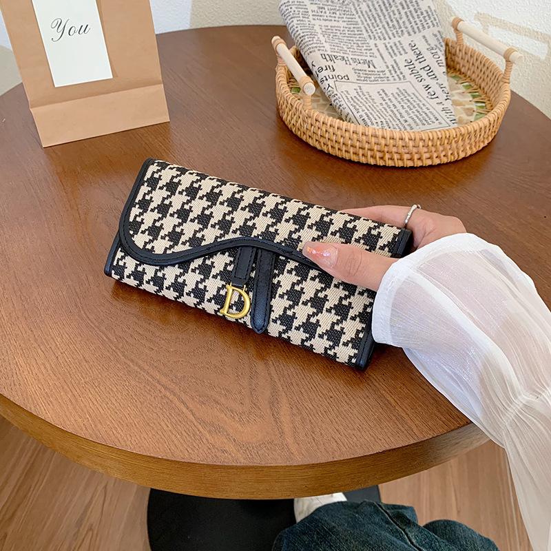 

Европейский и американский ретро кошелек тройного сложения: Женский короткий стиль с большой вместимостью, D-образным кольцом и множеством отделений для карт.