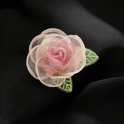 Modische Stoff-Kamelienbrosche mit einem Hauch von elegantem Design, eine Nischen-dreidimensionale simulierte Blumennadel