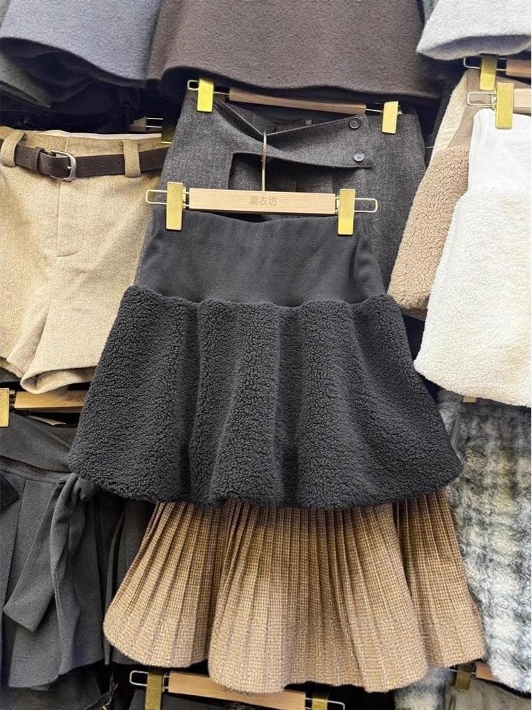 Thick High-Waisted Faux Lambswool A-line Black Skirt - Women's Korean Style Anti-Exposure Short Skirt