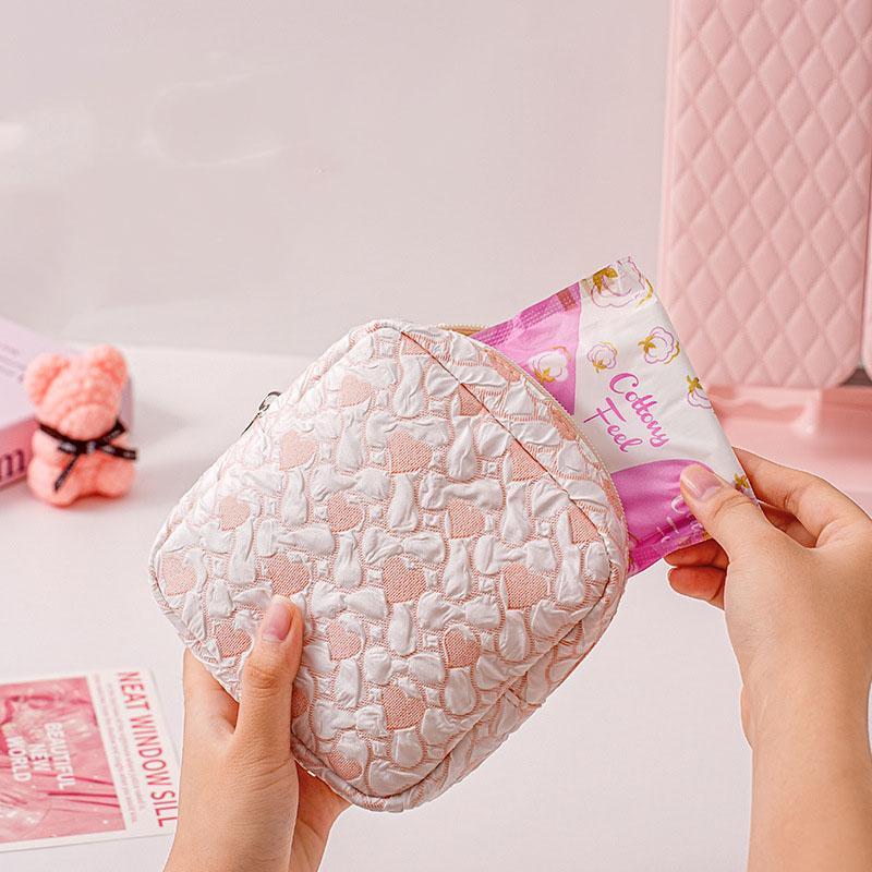 Heart Pattern Sanitary Pads Bag Large Zipper Heart Style Cosmetic Makeup Bag Cute Portable Lipstick Makeup Case Organizer Bags