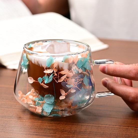 Doppelwandige Kaffeetassen Hochborosilikatglas Tassen mit buntem Blütenblatt-Design Isoliert Hitzebeständig Tee Latte Tassen mit Henkel