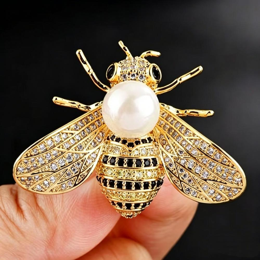 

Exquisite and elegant natural freshwater pearl brooch, Bee shaped, emitting natural luster. Made of pearl copper with zircon accents.