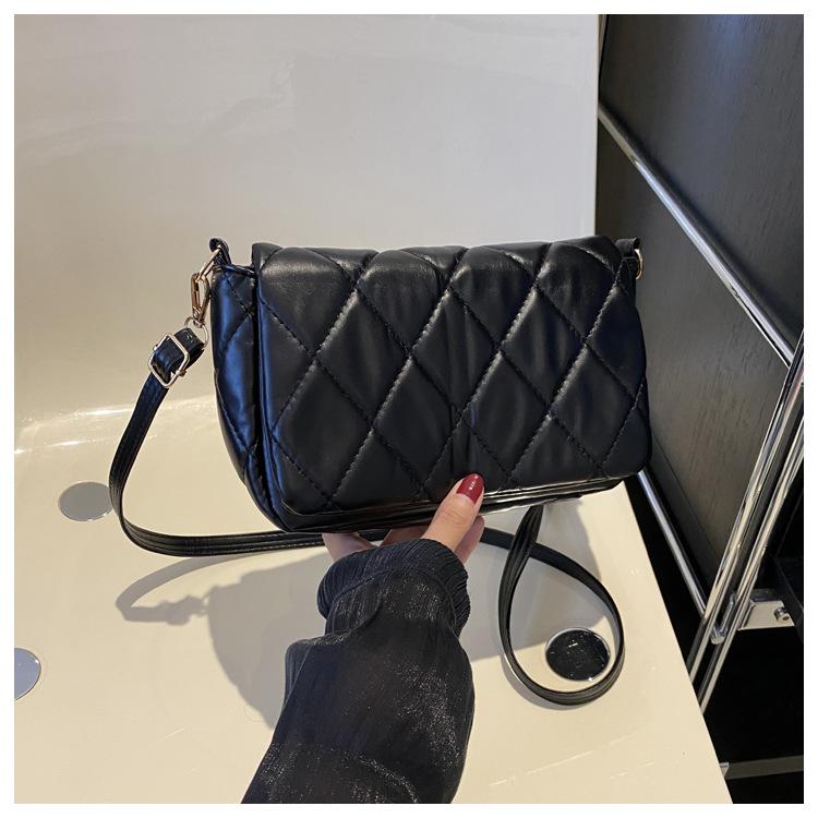 Autumn and Winter Retro 2025 New Casual Fashion Simple Diamond Embroidery Thread Single Shoulder Women's Crossbody Small Square Bag