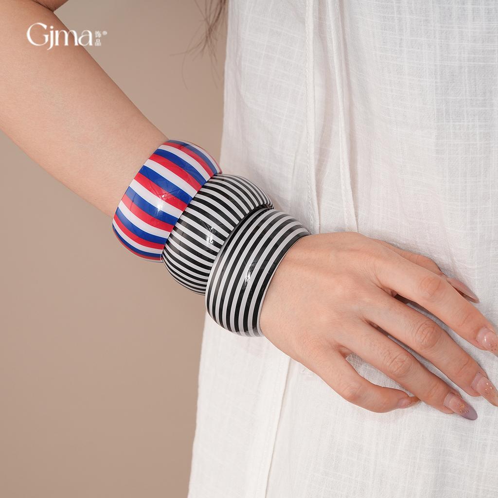 European and American Exaggerated Acrylic Striped Wide Version Open Bracelet Design Sense Bracelet Temperament Simple Jewelry