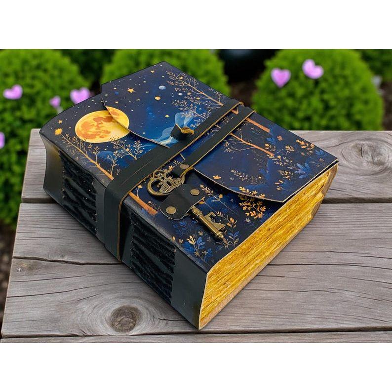 

400-страничный кожаный журнал «Фазы Луны» с ключом | Освещенный лунным светом ведьмин гримуар | Книга Теней из 400 страниц с бумагой ручной работы | Подарок для нее/него 7 x 5 in