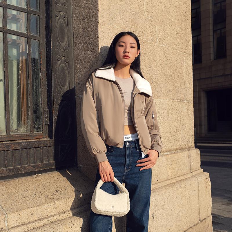 Calvin Klein Trendy retro imitation sherpa metal letters, fashionable and cute, fabric handbag, medium size, women's cream white PAS-cream white