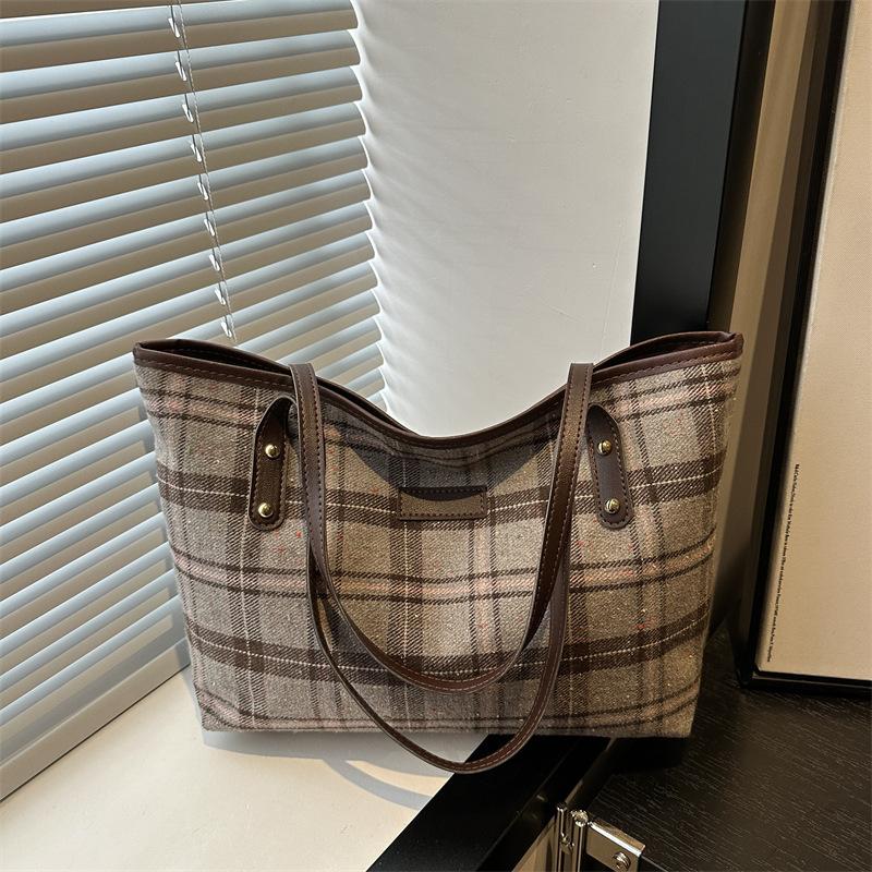 Premium sense large capacity bucket armpit bag Korean niche autumn and winter fashion shoulder bag woolen plaid tote bag