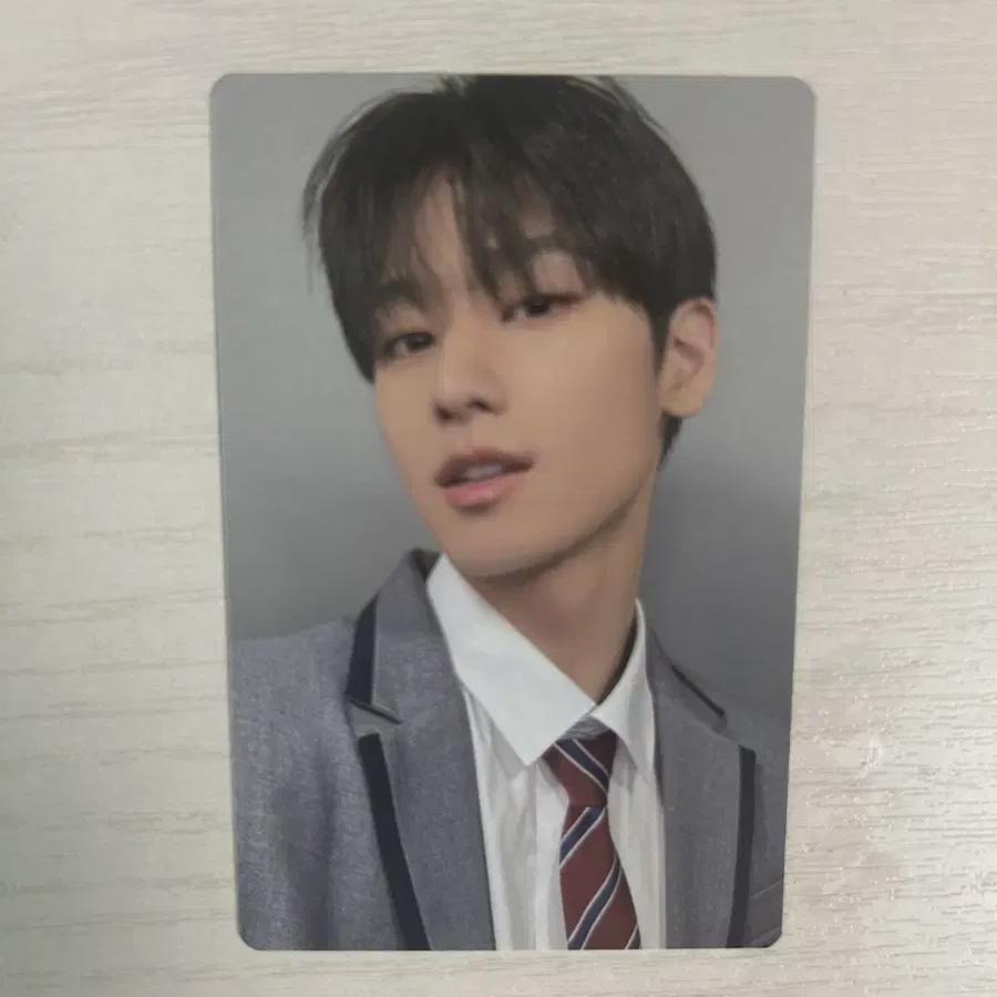 

Оманский победитель Photocard Джуён в Дерби Лэнд