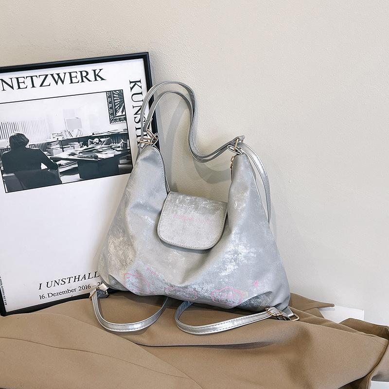 

Женская сумка 2025 новая милая в иностранном стиле нишевая модная простая для通勤 текстурная универсальная на плечо рюкзак серебряный