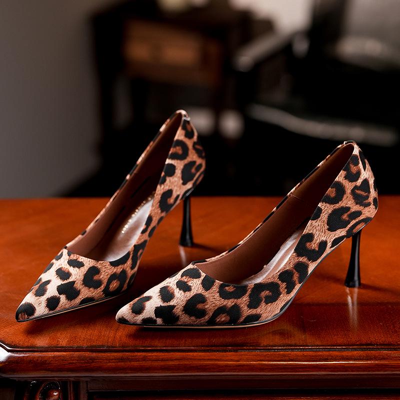 

Туфли-стилетто из овчины с леопардовым принтом – Женские, с острым носком, с низким вырезом, универсальный стиль 2024. Size 36 цветной печати леопарда